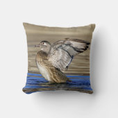 木の鴨が羽ばたき クッション (正面)