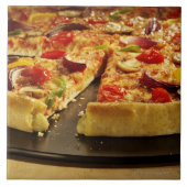 木の黒い鍋でスライスされる野菜ピザ タイル (正面)