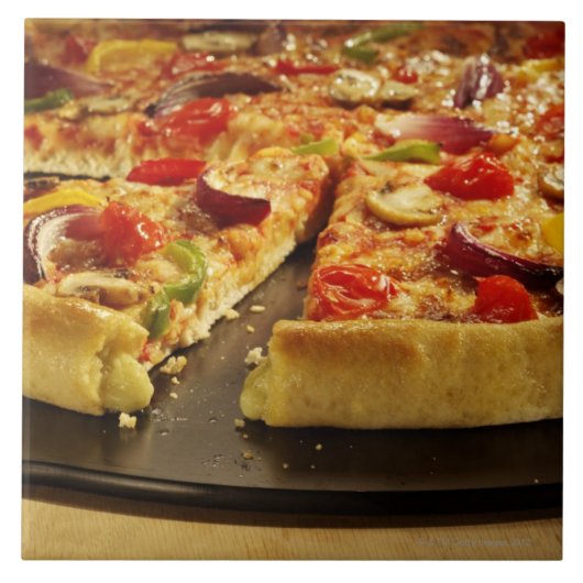 木の黒い鍋でスライスされる野菜ピザ タイル (正面)