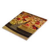 木の黒い鍋でスライスされる野菜ピザ タイル (側面)