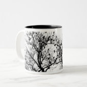 木の黒い鳥 ツートーンマグカップ (正面左)