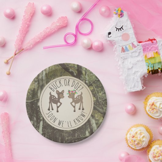 木びき台または雌ジカの迷彩柄のベビーの性は明らかにします ペーパープレート (パーティー)