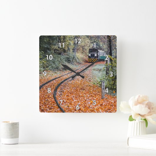 木やを動くディーゼル機関車離れ列車 スクエア壁時計 (ホーム)