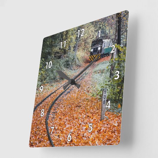 木やを動くディーゼル機関車離れ列車 スクエア壁時計 (傾斜)