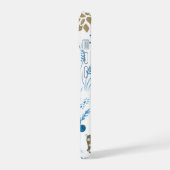 木やフクロウ、松の木と雪の結晶の模様 iPhone 15ケース (左側面)