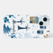 木やフクロウ、松の木と雪の結晶の模様 iPhone 15ケース (裏面横)