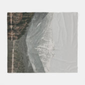 木や山の風景 フリースブランケット (正面(横))