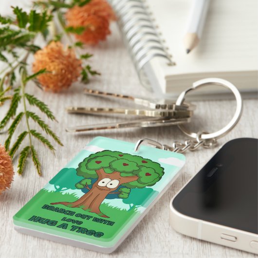 木を愛で抱きしめて枝を出す キーホルダー (正面右)