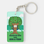 木を愛で抱きしめて枝を出す キーホルダー (裏面)