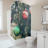 木カラフルに飾られたクリスマスボーブル。六 シャワーカーテン (インサイチュ)