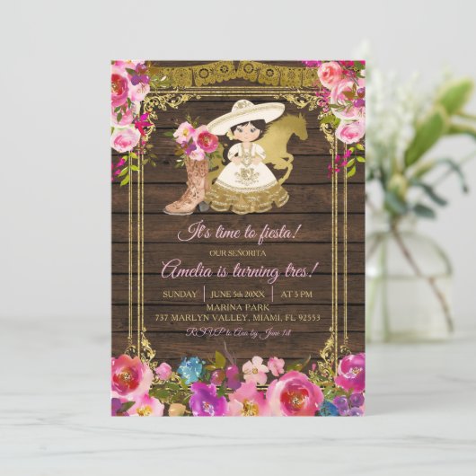 木カラフルのシャルロ・メキシコの少女がトレルを回している 招待状