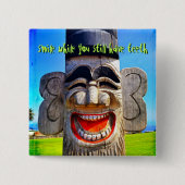 木トータムスマイルまだまだ歯の引用文 缶バッジ (正面)