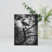 木不気味の中のカラス ポストカード (スタンド正面)