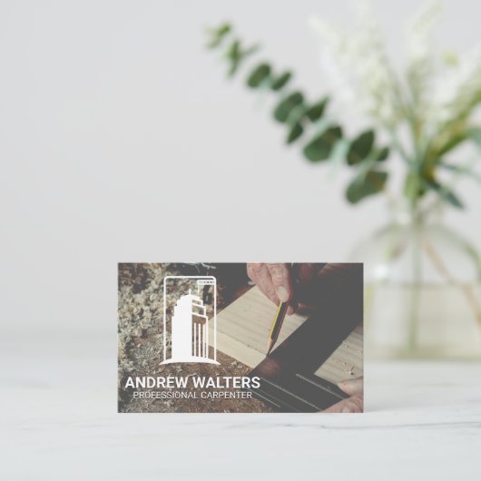 木切りを測る大工 |建築 名刺 (スタンド正面)