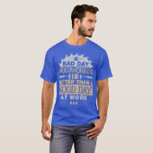 木工をする悪い一日は、仕事をする良い一日よりも良い Tシャツ (正面フル)