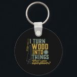 木工工おもしろい木工で木を物にする キーホルダー<br><div class="desc">私は木を物に変える。大工おもしろい材、手作り、ランバージャック、木工師、家具メーカー、ボートビルダー、大工の道具、斧、ハンマーを使った男の人々は、ガレージで見た退職した、おじいさんはいつも鋸屑で覆われている。お父素晴らしさん退職したに贈り物。このヴィンテージとレトロデザインは男性へ、女性、女性、女性、青少年、男10代の子、女の子、子供、子供が利用可能である。父の日、夫や祖父の誕生日、休日プレゼントのための完璧な贈り物。</div>