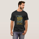 木工工おもしろい木工で木を物にする Tシャツ<br><div class="desc">私は木を物に変える。大工おもしろい材、手作り、ランバージャック、木工師、家具メーカー、ボートビルダー、大工の道具、斧、ハンマーを使った男の人々は、ガレージで見た退職した、おじいさんはいつも鋸屑で覆われている。お父素晴らしさん退職したに贈り物。このヴィンテージとレトロデザインは男性へ、女性、女性、女性、青少年、男10代の子、女の子、子供、子供が利用可能である。父の日、夫や祖父の誕生日、休日プレゼントのための完璧な贈り物。</div>
