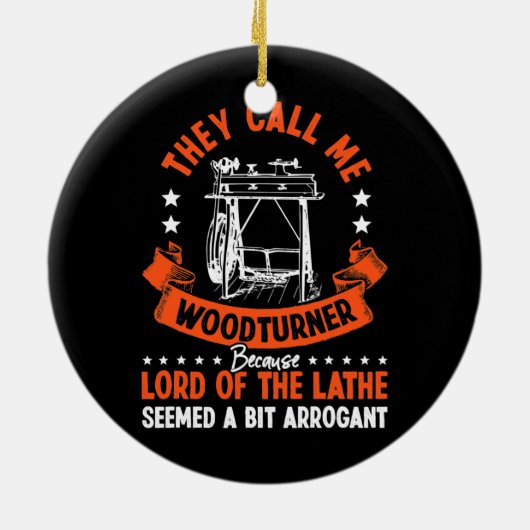 木工職人は私を木工職人の主レイズと呼ぶ セラミックオーナメント (裏面)