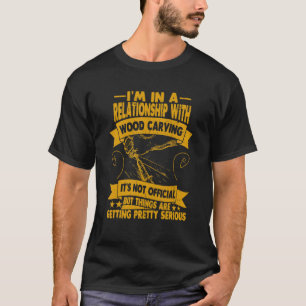 木彫り材のある人間関係にいる Tシャツ