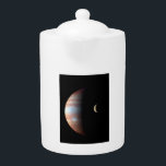 木星ガス巨大惑星&イオガリレアンムーン<br><div class="desc">この魅惑的な画像は、宇宙船のデータを合成したもので、木星と火山の月のIoの対照的な風景を示している。2007年の飛行中にニューホライゾンに捕らえられ、巨大ガス惑星ジュピターがシーンを支配している。渦巻く雰囲気は描写幻想的な赤外線パレットに収められ、青や赤で雲の高度の変化を強調し鮮やかている。スタークーが並び立つ月のIoは、容赦ない火山活動によって彫刻された世界である。Ioは、ほぼ真の色のビューで現れ、クレーターで覆われた表面を明らかにし、噴火する火山の白熱の輝きに支配され、宇宙の黒い空所に長い青いプルームを投げ付ける。この画像は科学的な宝庫であり、木星の荒々しい雰囲気とイオの激しいダイナミズムに対する洞察を提供し、私たちのシステムの他のどんな世界とは異なる太陽の世界である。</div>