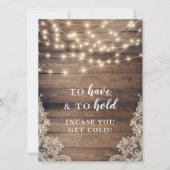 木材とストリングライトの素朴サインを保持するには 招待状 (正面)