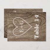 木材のテーブル番号結婚にイニシャルがあるハート ポストカード (正面/裏面)