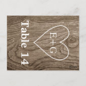 木材のテーブル番号結婚にイニシャルがあるハート ポストカード (裏面)