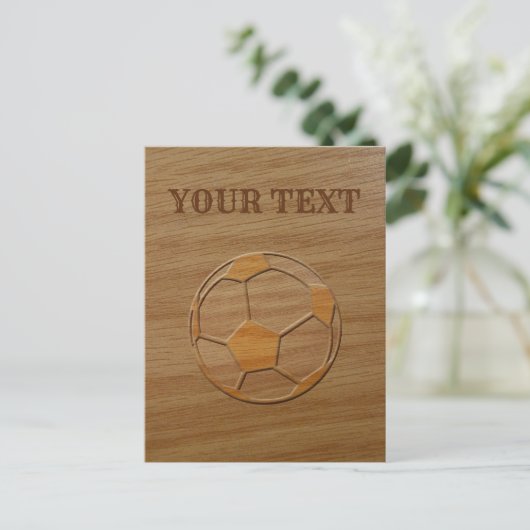 木材文字に彫られたサッカーボールのカスタムプリント ポストカード (スタンド正面)