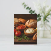 木板素朴板にパン職人のチーズを入れた板 ポストカード (スタンド正面)