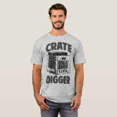 木枠の坑夫のビニールの常習者の麻薬常習者DJはTシャツに調子を合わせます Tシャツ (正面フル)