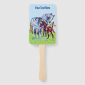 木柵のそばで草を食べる母馬と子馬 ハンドファン (裏面)