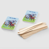 木柵のそばで草を食べる母馬と子馬 ハンドファン (組立なし)