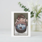 木樽を覗く女性 ポストカード (スタンド正面)