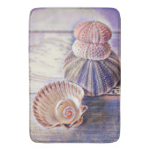 木水の色に紫色のピンクの貝殻 バスマット (正面縦)