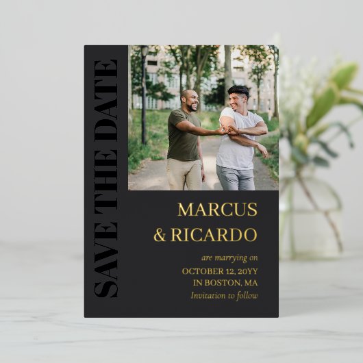 木炭と金ゴールドのタイポグラフィ写真の保存日付 箔招待状 (立ち正面)