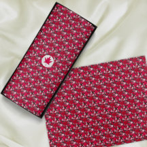 木炭の葉上のメープルティッシュペーパー