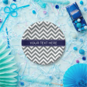 木炭グレーLgシェブロン海軍ブルーネームモノグラム ペーパープレート (パーティー)