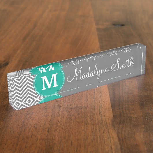 木炭シェブロン模様カスタムモノグラム名 デスクネームプレート (側面)
