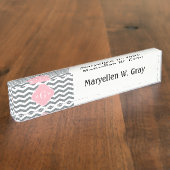 木炭シンシェブロンピンククローバー3モノグラム デスクネームプレート (側面)