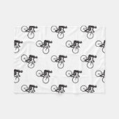 木版画を競争させている道のサイクリスト フリースブランケット (正面(横))