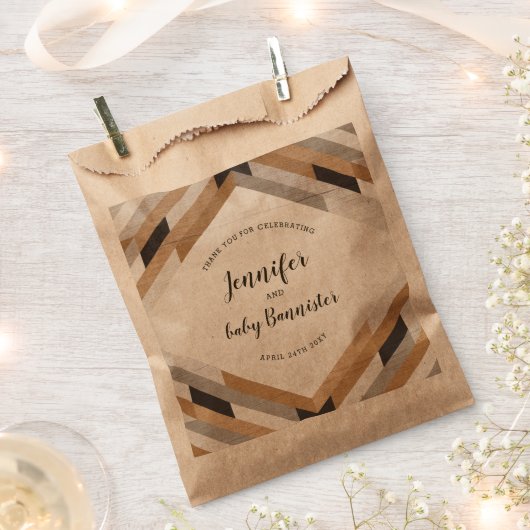 木目コラージニュートラルベビーシャワー抱き枕 フェイバーバッグ (クリップ留めされた状態)