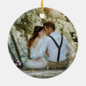 木目素朴スライス初めてのクリスマスの先結婚した セラミックオーナメント (裏面)