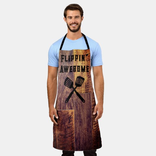 木目素朴模様 エプロン (着用した状態)