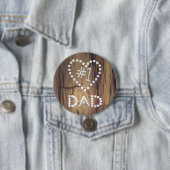 木目調の背景にNumber One Dad 缶バッジ (インサイチュ)