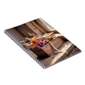 木箱に入れた乾燥した花 ノートブック (右側)