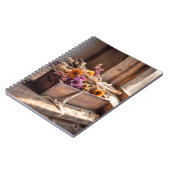 木箱に入れた乾燥した花 ノートブック (左側)