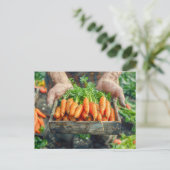 木箱に入れた生のニンジン シーズンポストカード (スタンド正面)