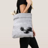 木箱に入れた白黒3つのコーヒー豆 トートバッグ (クローズアップ)