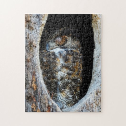 木素晴らしの空洞で眠る角のフクロウ ジグソーパズル (縦)