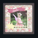 木素朴とピンクのフローラカスタムベビー写真 ギフトボックス<br><div class="desc">パーソナライズされた魅力的木素朴飾なかわいらし花弁。可愛い白いピケットフェンスとクラフトスタイル救済ハートは、あなたのイメージのデコペ与えージの外観をフレーム。***の全ての要素が印刷されたデザイン***</div>